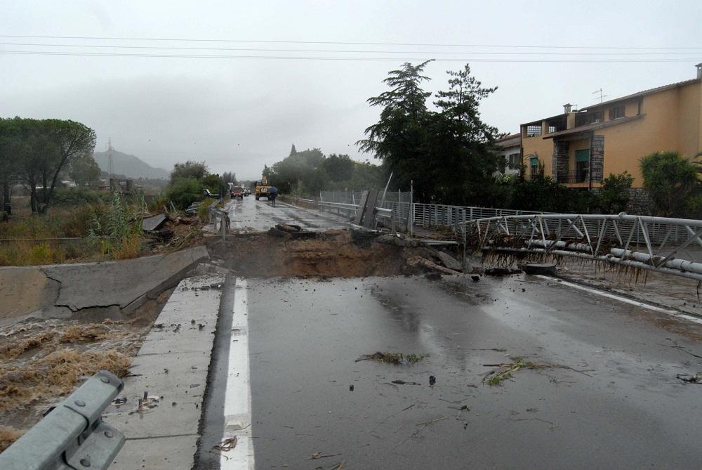 Divelta una condotta idrica durante i lavori  di abbattimento del ponte sul rio Siligheddu