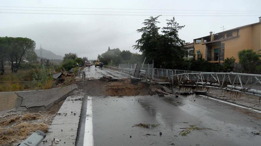 Divelta una condotta idrica durante i lavori di abbattimento del ponte sul rio Siligheddu