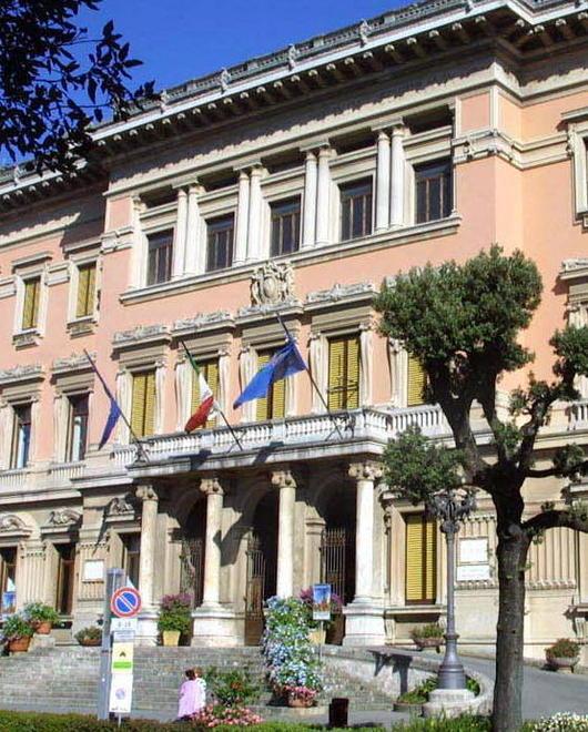 Il Municipio illuminato di rosa 