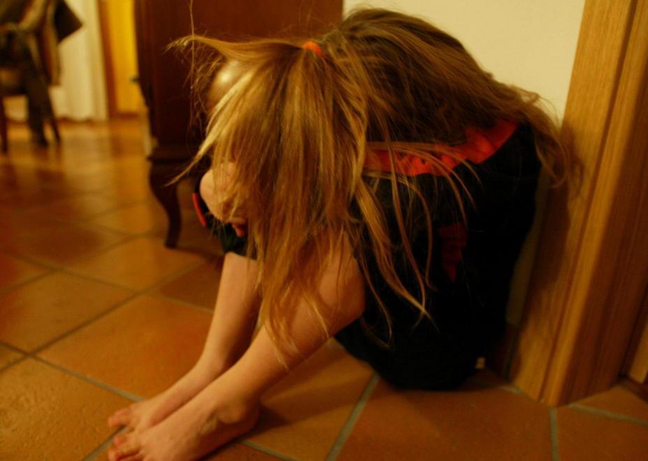 A processo per violenza sulla figlia di due amici 