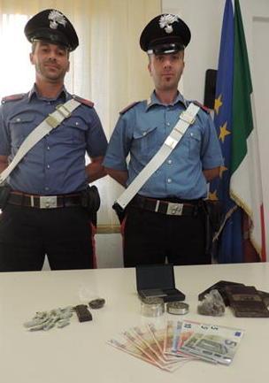 Lanciano l’hashish dal finestrino dell’auto ma finiscono nei guai 