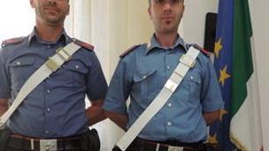 Lanciano l’hashish dal finestrino dell’auto ma finiscono nei guai