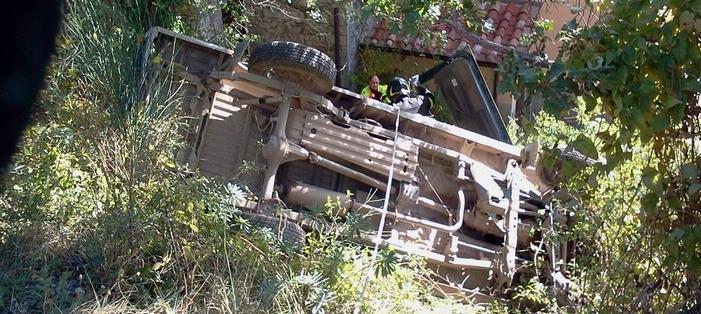 Auto nella scarpata, uomo incastrato nell’abitacolo
