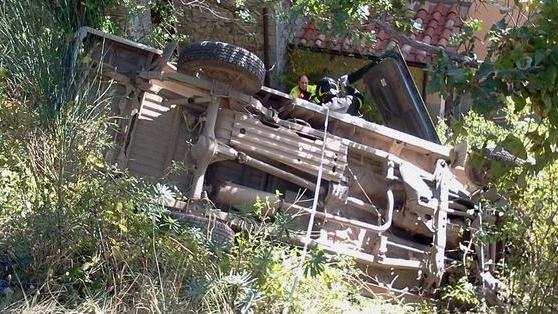 Auto nella scarpata, uomo incastrato nell’abitacolo