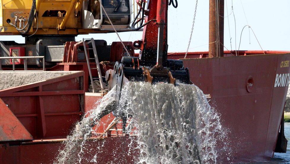 Insabbiamento, i piloti di Carrara gettano la spugna 