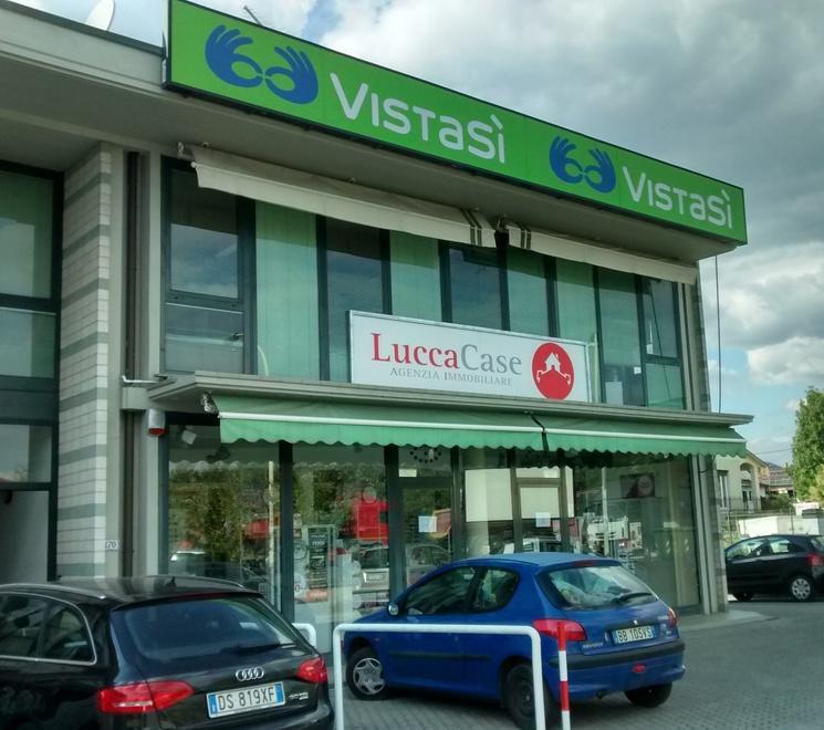 Maxifurto di occhiali al “Vistasì” di viale Europa 