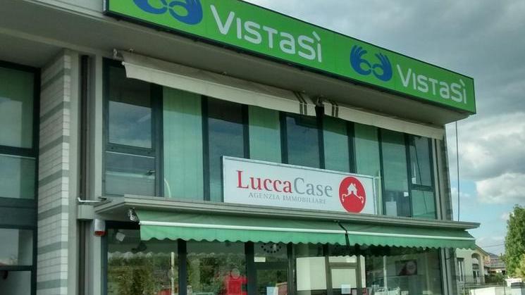 Maxifurto di occhiali al “Vistasì” di viale Europa