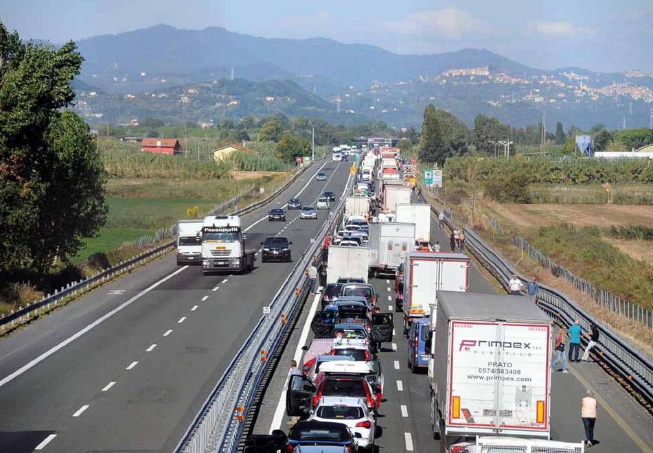 Maxi tamponamento fra tir e quattro auto 