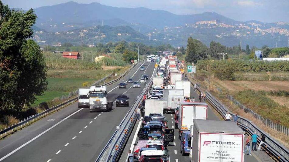 Maxi tamponamento fra tir e quattro auto