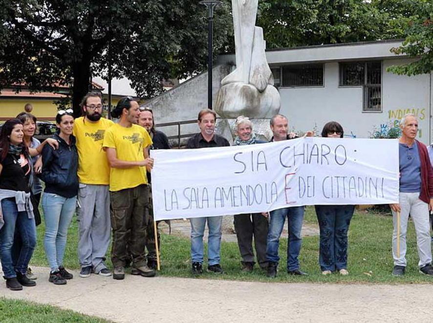 «Non smantellate la biblioteca» Sit in di protesta ad Avenza 