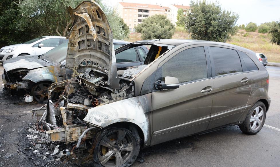 Due auto incendiate in via Berlinguer