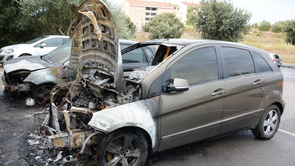 Due auto incendiate in via Berlinguer