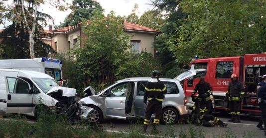 Scontro frontale tra auto: due feriti e il traffico va in tilt