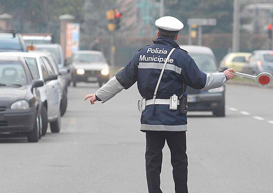 Da oggi fermi anche gli Euro 3 E i vigili fanno i “dissuasori”
