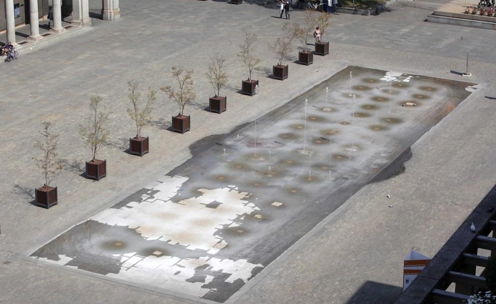 «Guasti alla fontana? Non ci riguardano» 