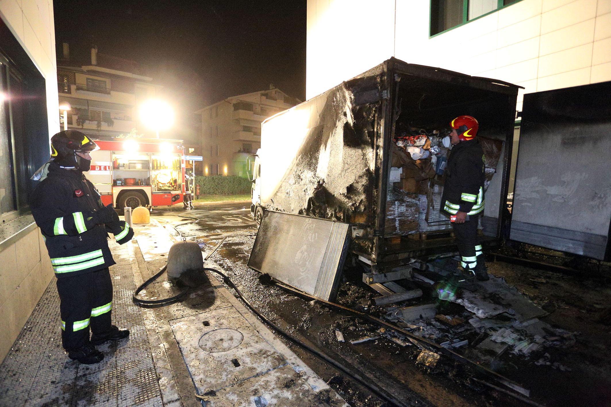 I vigili del fuoco e il camion bruciato (foto Agenzia Sestini)