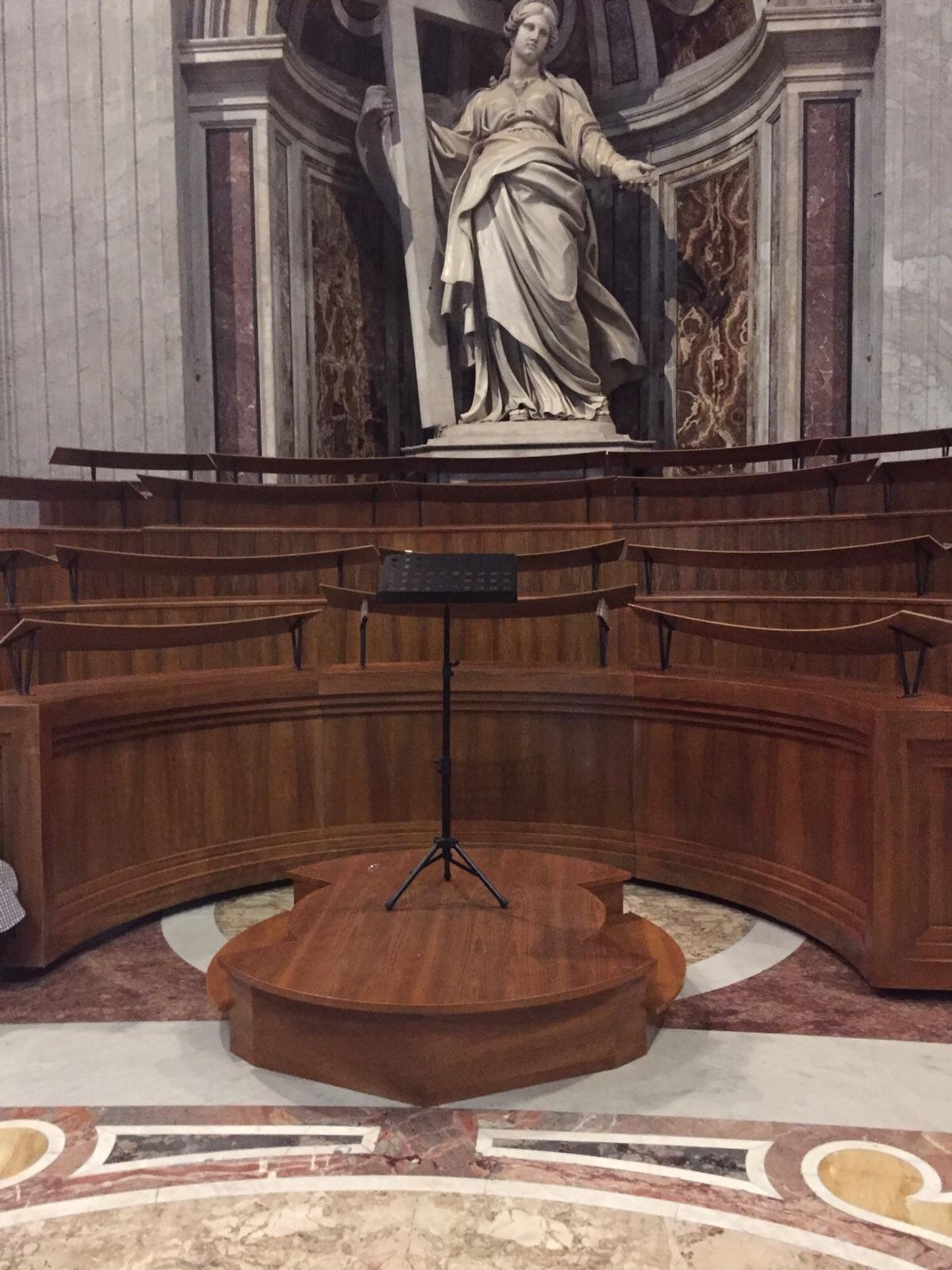 Il palco quasi terminato all'interno della basilica di San Pietro