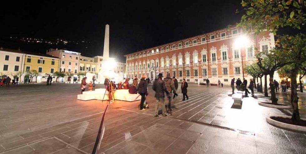 Via le placchette scandalo da piazza Aranci 