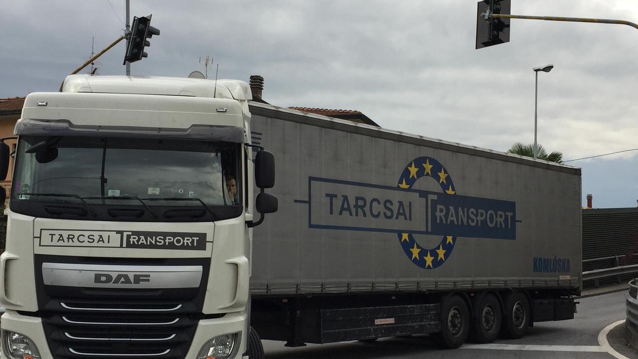Camion si blocca vicino al cavalcavia ferroviario