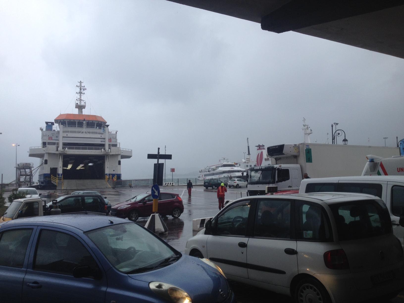Traghetti fermi sul porto