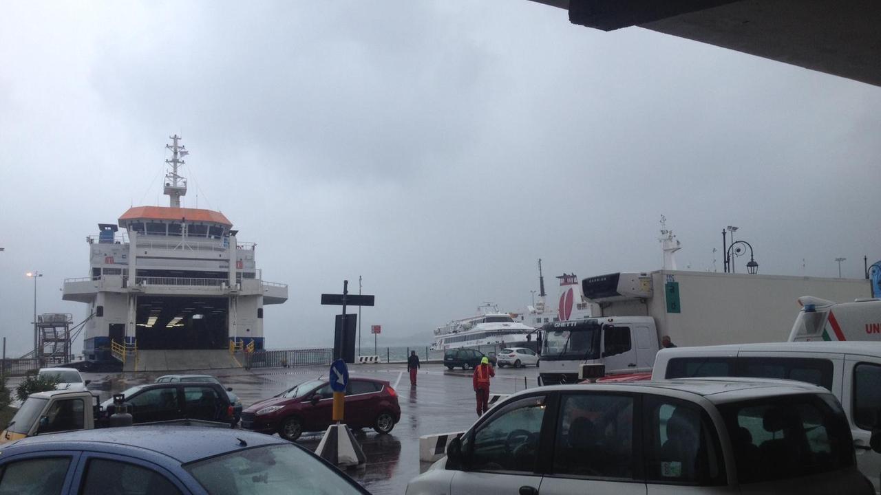 Traghetti fermi sul porto