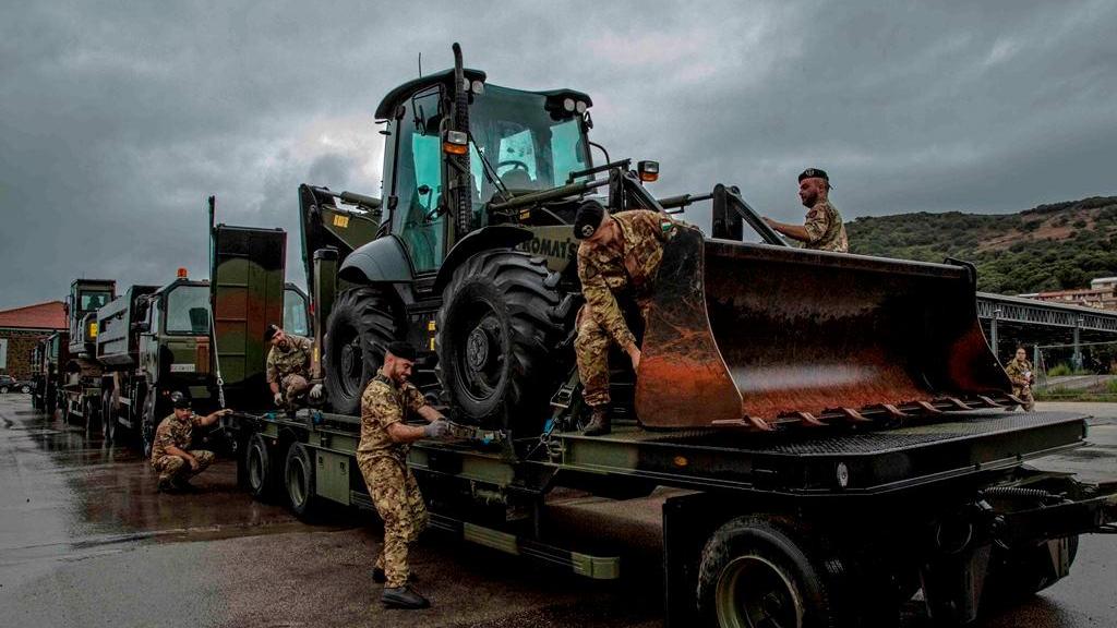 I mezzi dell'Esercito al lavoro a Olbia