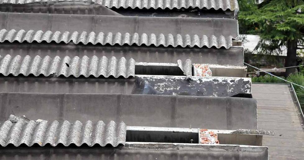 Vola l'amianto in via Fiorillo dal tetto del mercato coperto