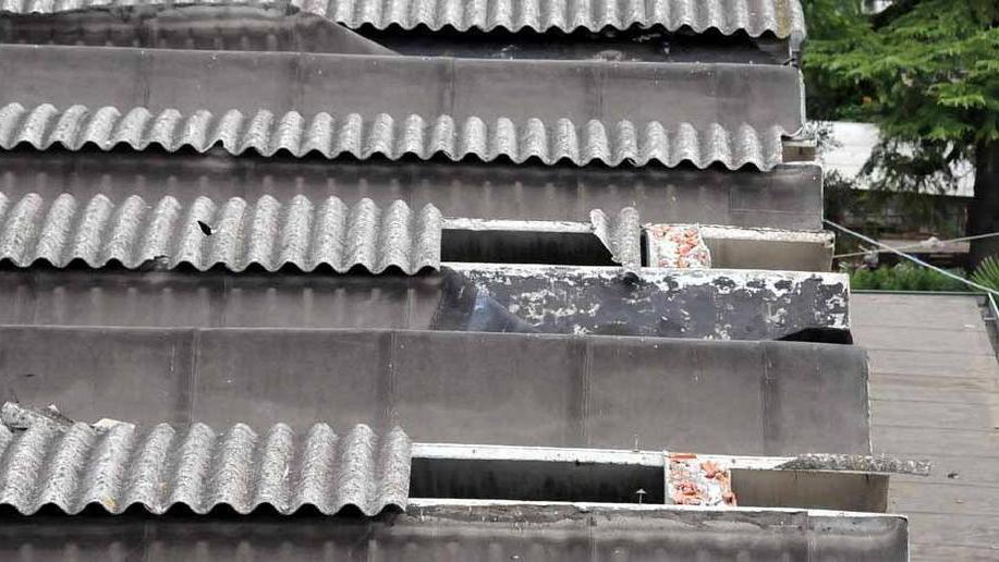 Vola l'amianto in via Fiorillo dal tetto del mercato coperto