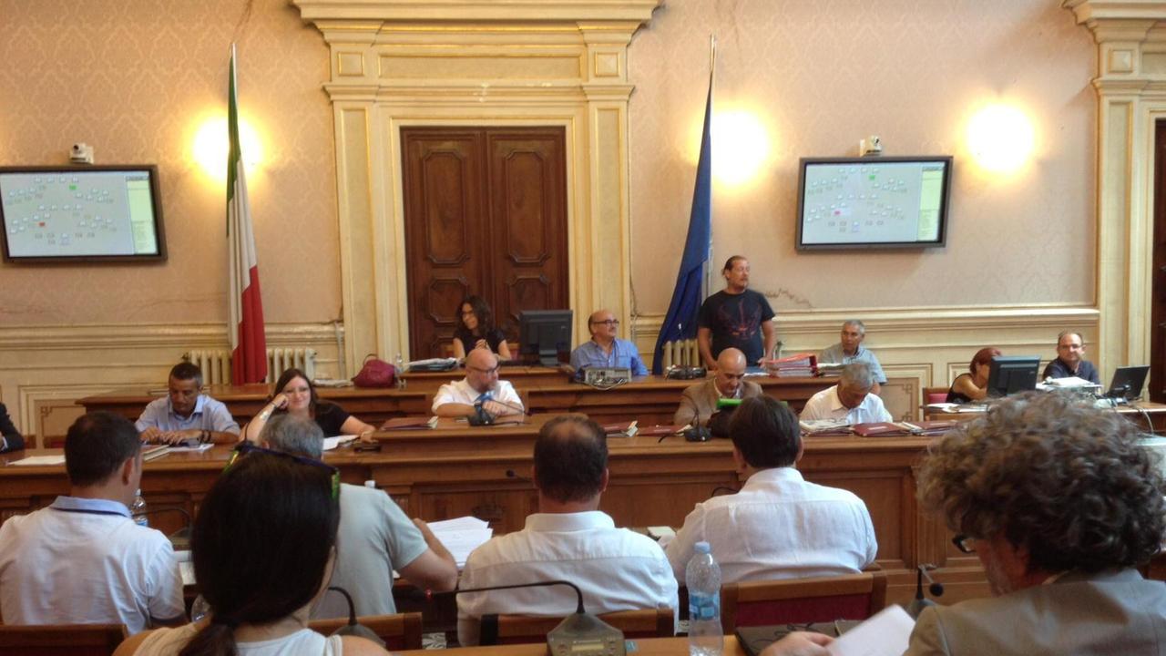 I consiglieri grillini durante un consiglio comunale
