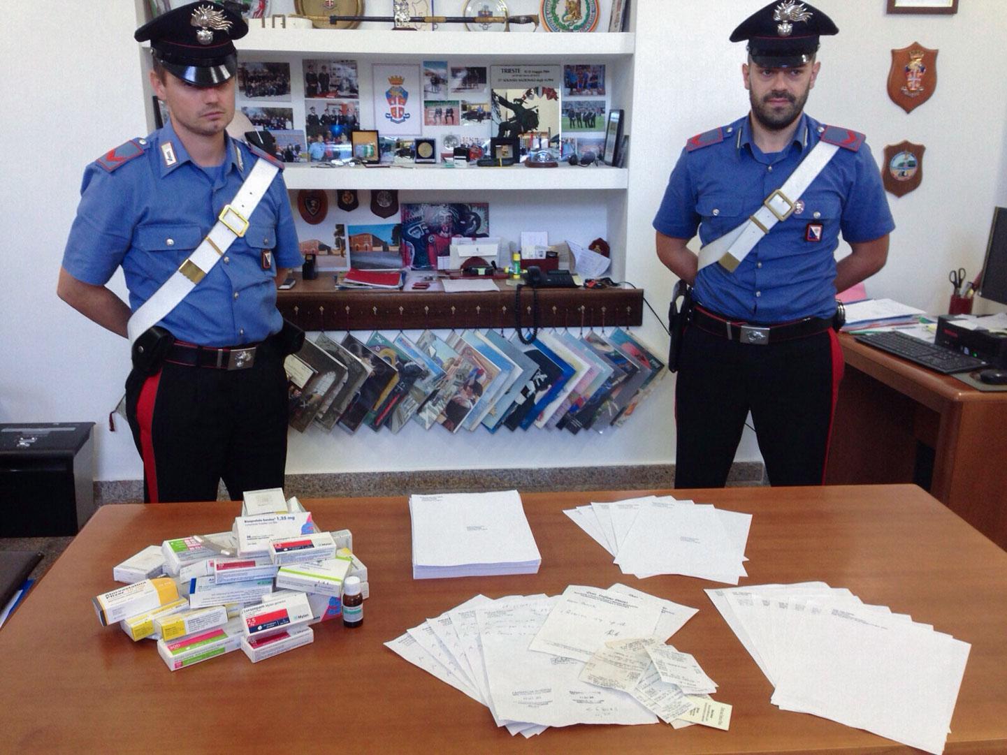 I carabinieri con alcune ricette trovate in casa della donna denunciata (foto Mario Rosas)
