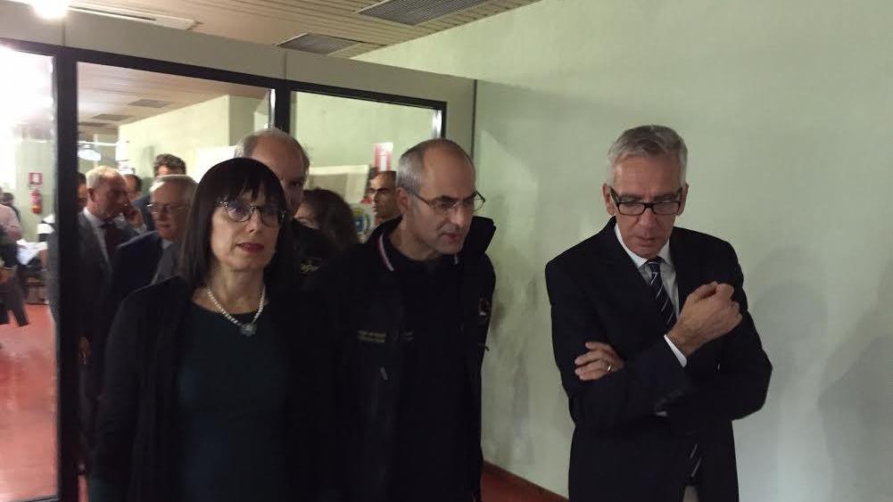 Pigliaru con l'assessore Spano (a sinistra) e il capo della protezione civile Curcio (al centro)