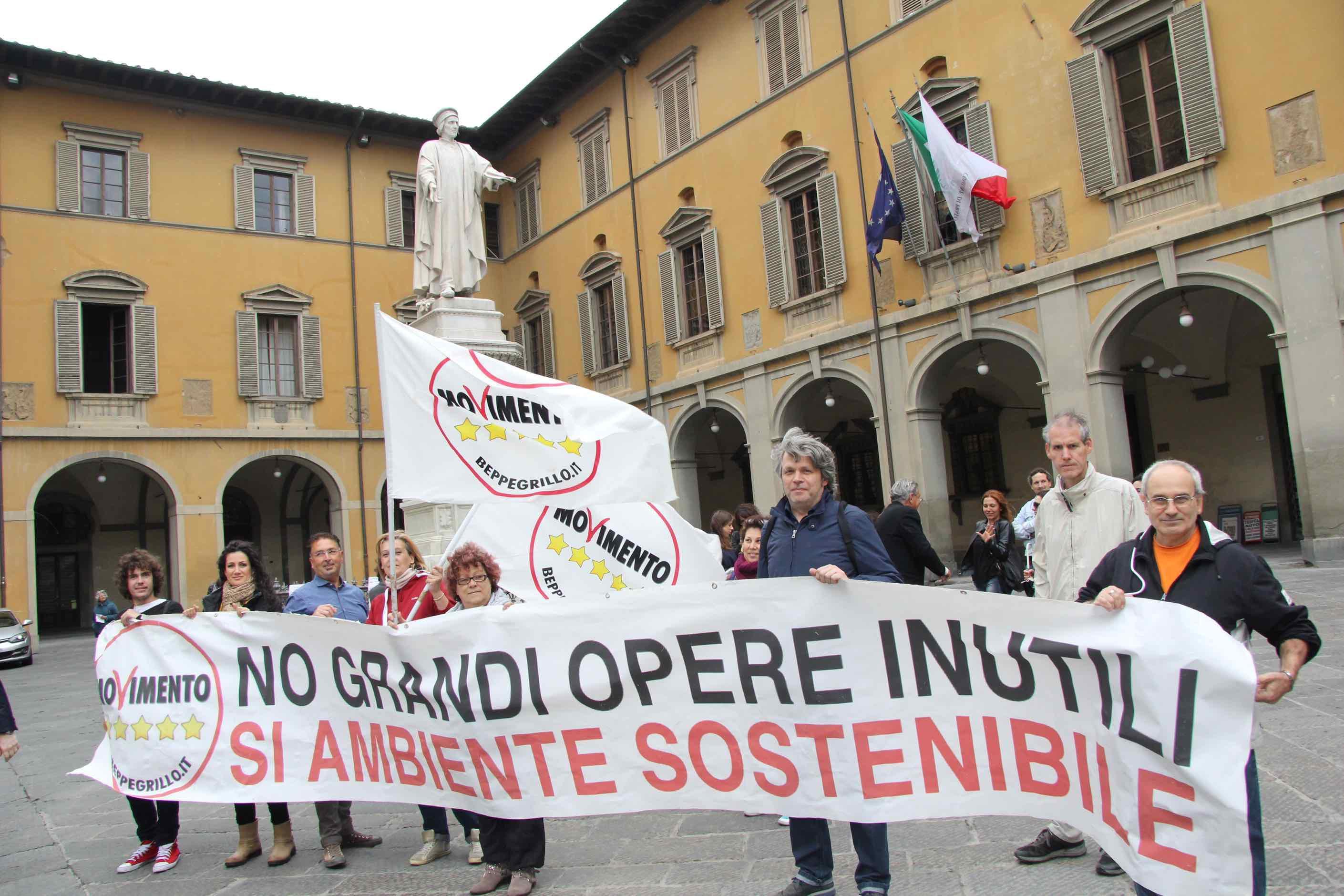 La protesta del Movimento 5 Stelle davanti al Comune