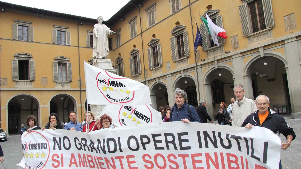 La protesta del Movimento 5 Stelle davanti al Comune