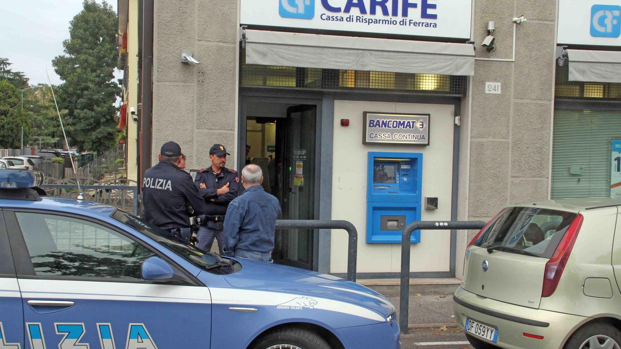 La polizia davanti alla Carife di via Comacchio