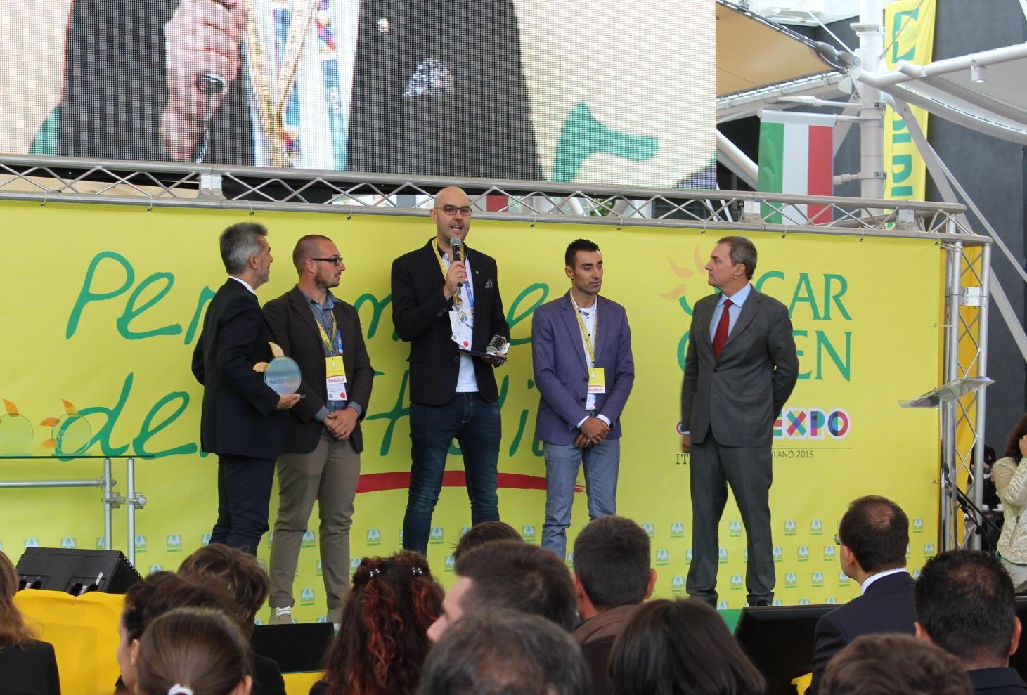 Pietro Barachini (al centro col microfono) durante la premiazione a Milano