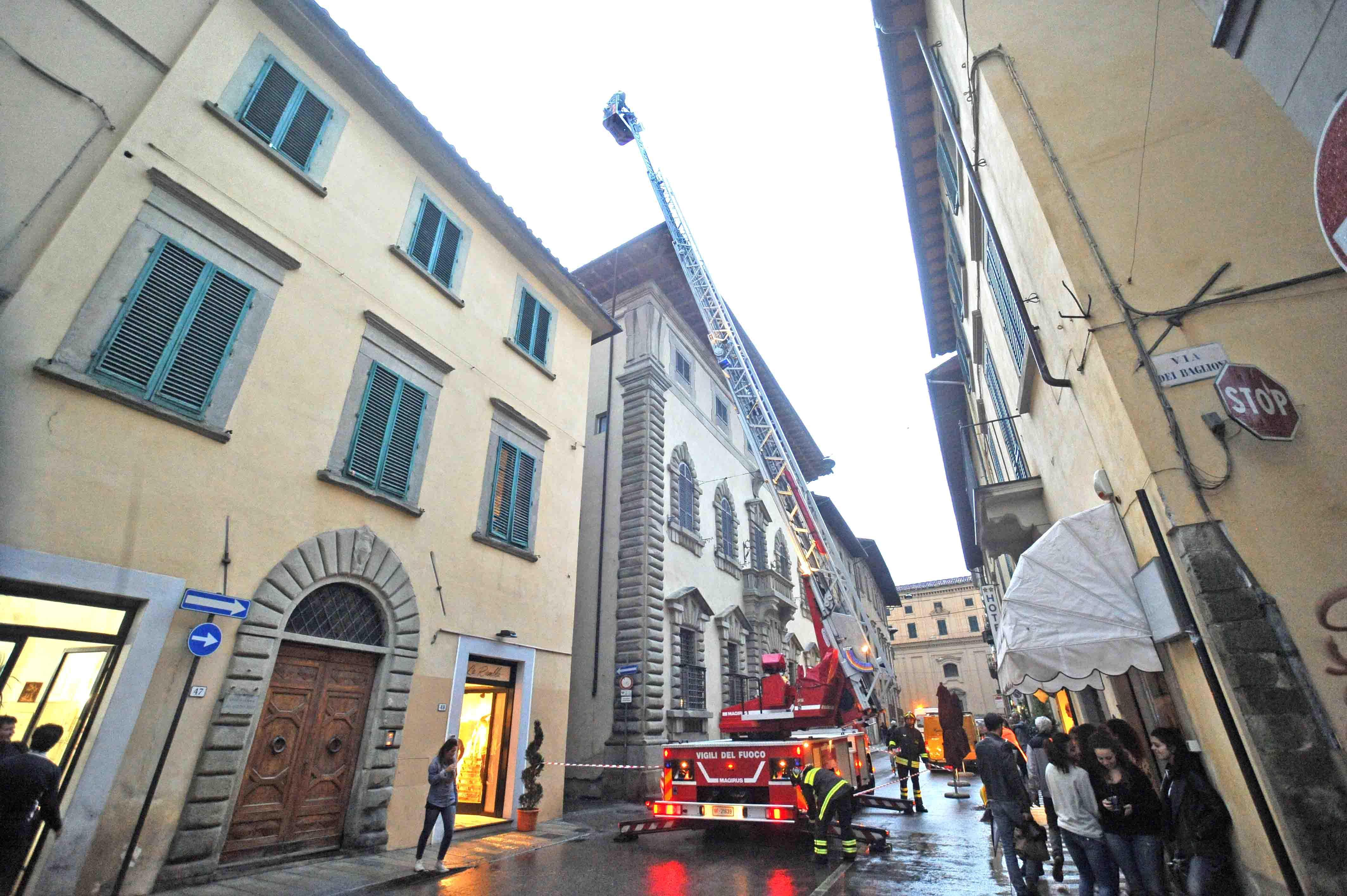 I vigili del fuoco in azione in via Curtatone