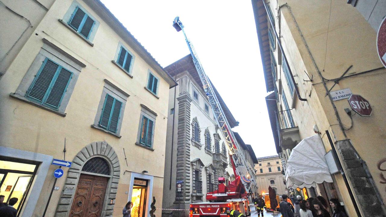 I vigili del fuoco in azione in via Curtatone
