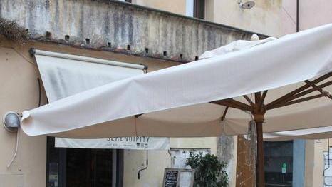 Vandali nel locale in piazza Duomo. Il titolare: «So chi sono»