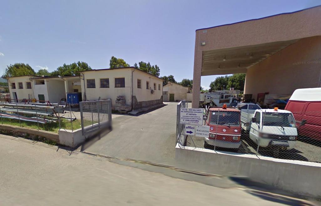 La casa dove sono ospitati i profughi è nell'area dei magazzini comunali