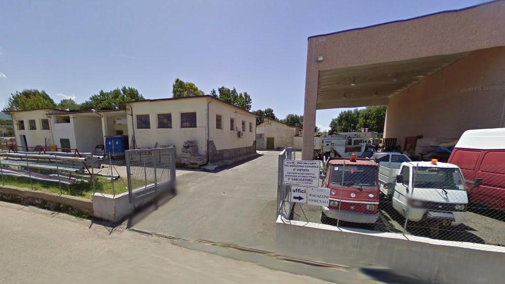 La casa dove sono ospitati i profughi è nell'area dei magazzini comunali