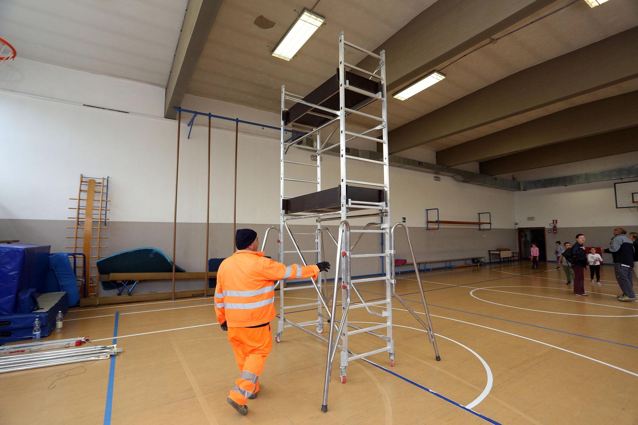 I lavori nella palestra dopo il crollo