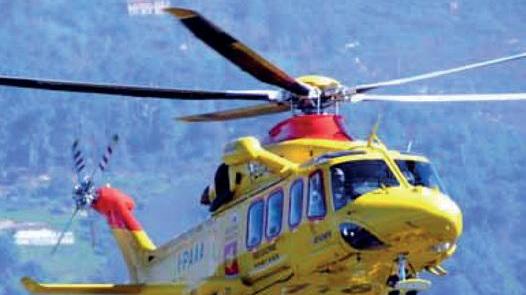 Uomo malato si getta dal terrazzo di casa