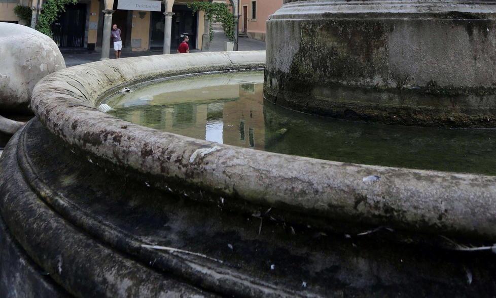 Fontana sporca e tenuta male