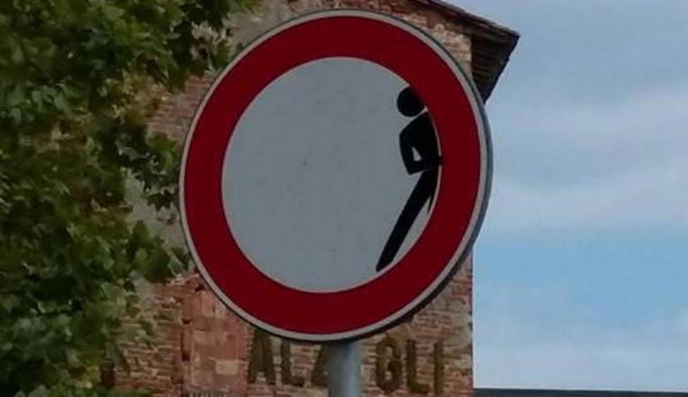 Il sindaco difende l’arte di Clet sui cartelli stradali 
