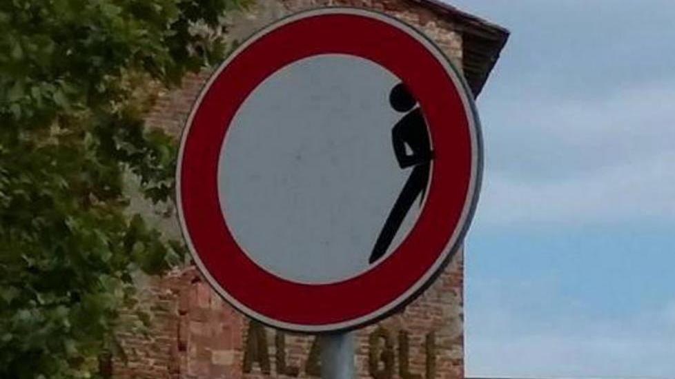 Il sindaco difende l’arte di Clet sui cartelli stradali