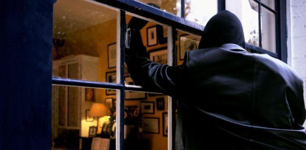 Sente dei rumori si alza dal letto e trova due ladri 