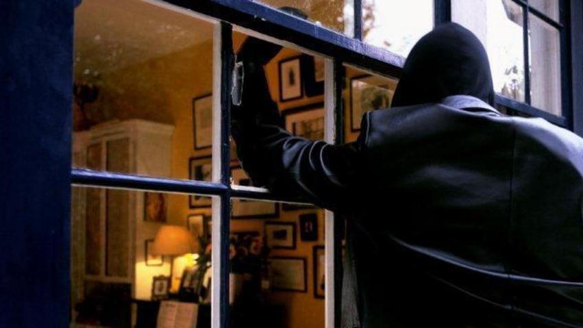 Sente dei rumori si alza dal letto e trova due ladri