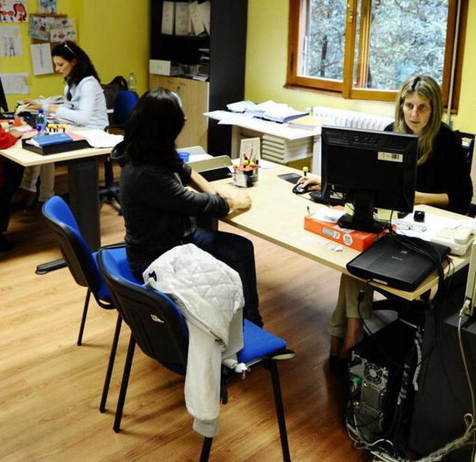 In coda dalla notte per il certificato di disoccupazione 