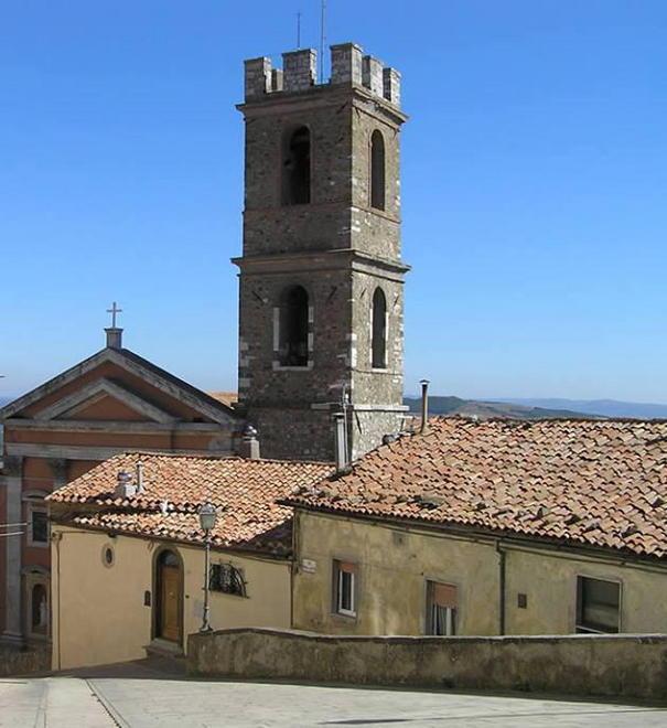 Arriva la pioggia, a Manciano crollano pezzi di campanile