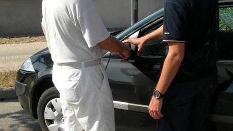 Finge l’incidente per truffare automobilisti